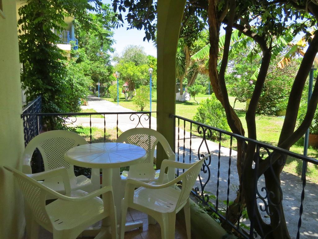 Maritime Hotel Apartments Petaloudes エクステリア 写真