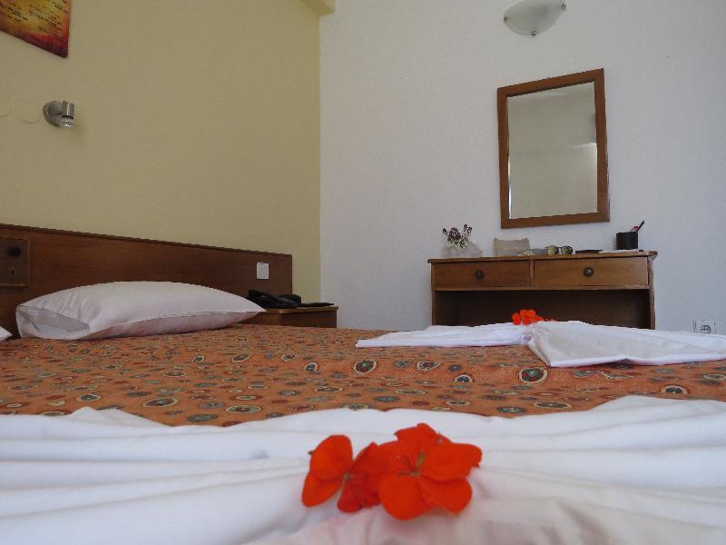 Maritime Hotel Apartments Petaloudes エクステリア 写真