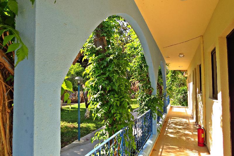 Maritime Hotel Apartments Petaloudes エクステリア 写真