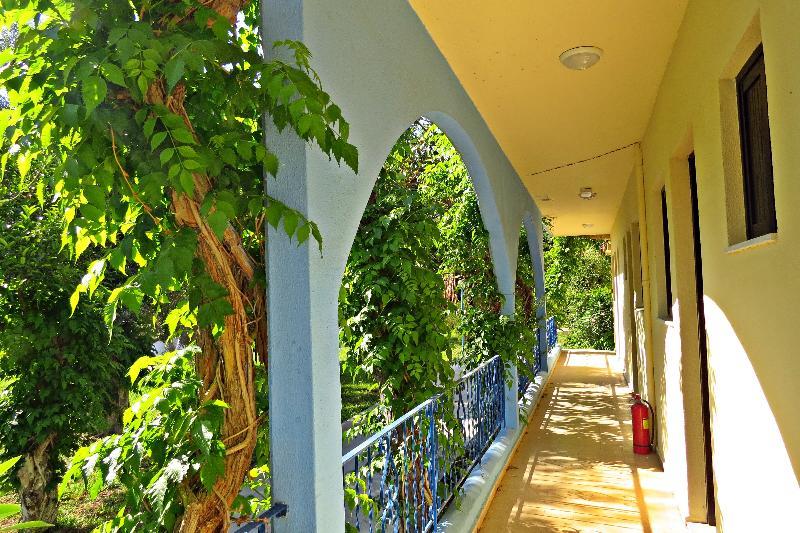 Maritime Hotel Apartments Petaloudes エクステリア 写真