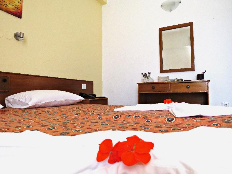 Maritime Hotel Apartments Petaloudes エクステリア 写真