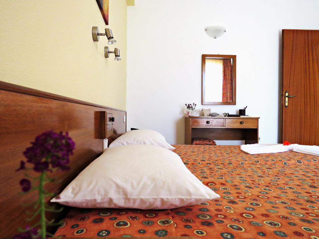 Maritime Hotel Apartments Petaloudes エクステリア 写真