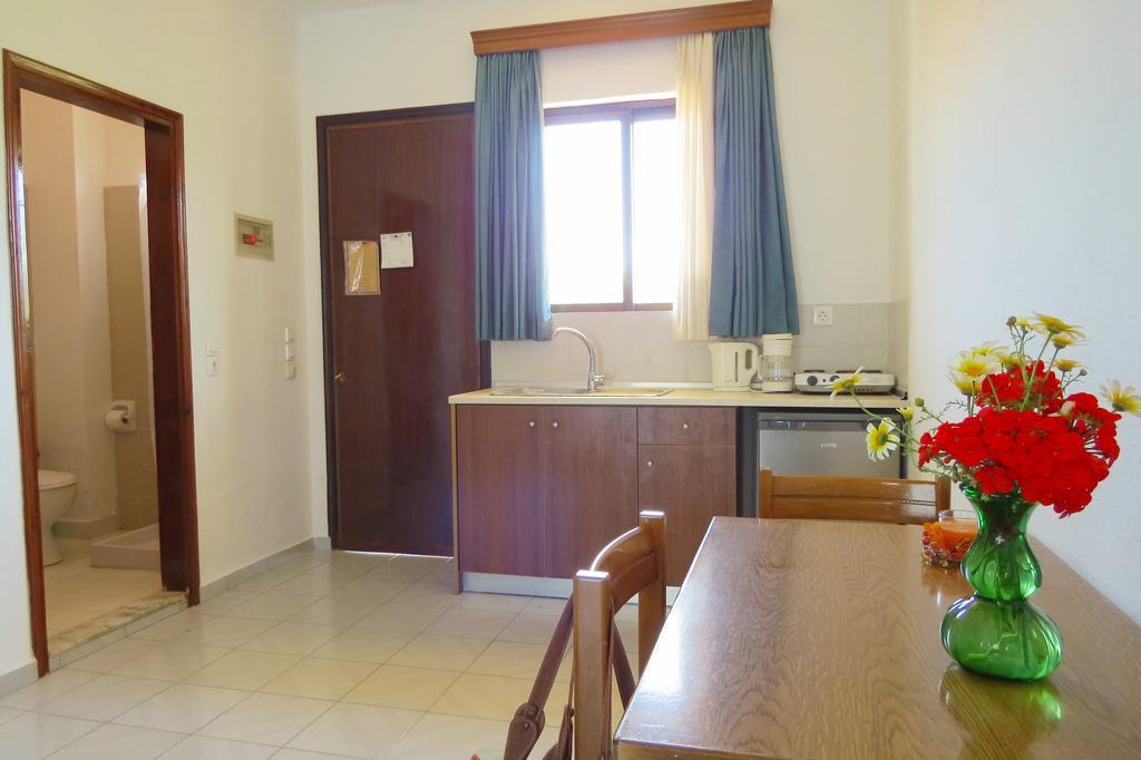 Maritime Hotel Apartments Petaloudes エクステリア 写真