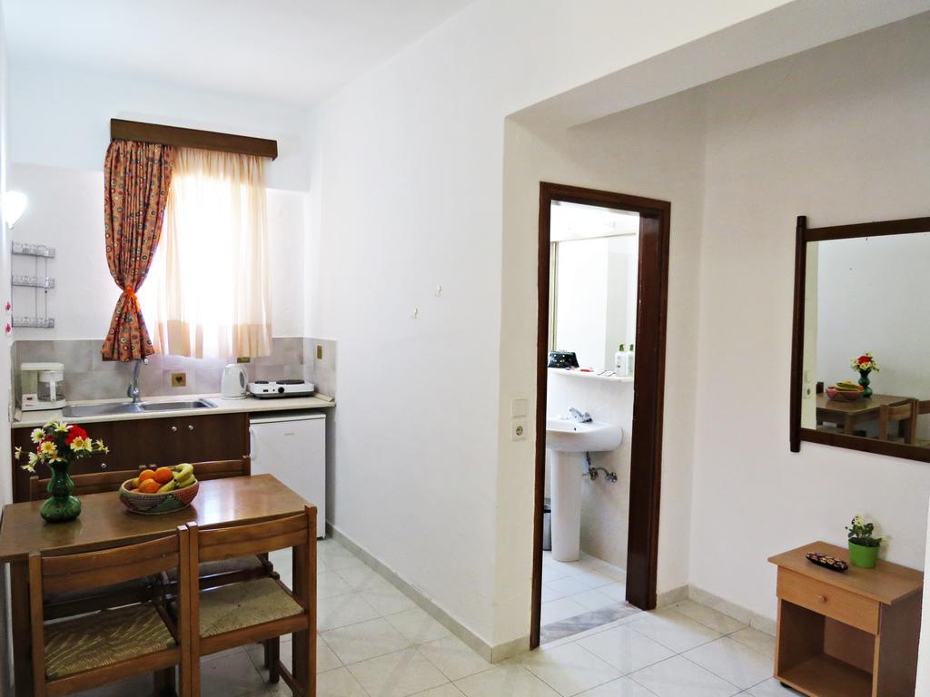 Maritime Hotel Apartments Petaloudes エクステリア 写真