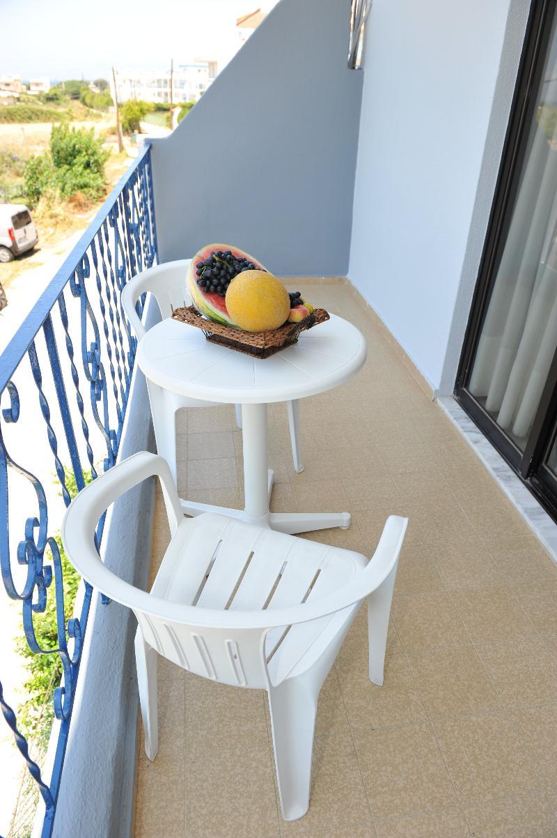 Maritime Hotel Apartments Petaloudes エクステリア 写真